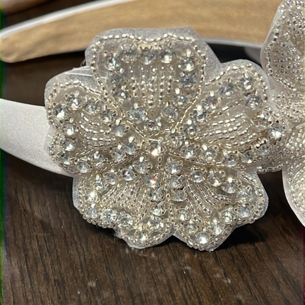 Elegant flower headband tiara - Picture 6 of 6